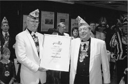 Hohe Auszeichnung für Josef Zentis: Der neue Präsident des Festkomitees Alsdorfer Karneval, Klaus Mingers (l.), ernannte seinen Vorgänger zum Ehrenmitglied. (Foto: Wolfgang Sevenich)