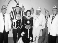 Alsdorfs höchste närrische Auszeichnung: Der „Jumbo“ ging an Kumpel Karl-Heinz Heinen (3. .r.), hier mit seiner Frau Manuela, im Kreise der karnevalistischen Prominenz mit Prinz Harald I. (Gilleßen). - (Foto: Pauly)