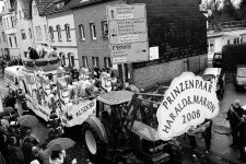 Dick eingepackt trotzte auch Prinz Harald I. der Feuchtigkeit: Dennoch säumten tausende Narren die Straßen, als sich der Rosenmontagszug durch Alsdorf aufmachte. (Fotos: Holger Bubel)