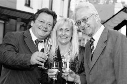 Alaaf: Jürgen und Gisela Schlösser sowie Klaus Mingers freuen sich auf die kommende Session. (Foto: Dagmar Meyer)