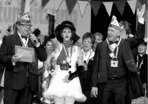 Höchste Auszeichnung im Alsdorfer Karneval: Sabine Sankul erhielt den „Närrischen Jumbo“ aus der Hand der Prinzenführer Gerd Hüsselmann (l.) und Willi Wiedemann (r.) --> (Foto: Dagmar Meyer-Roeger)