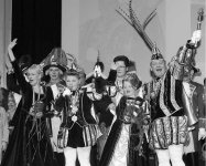 Die großen Tollitäten stimmen ins „Alsdorf, Alaaf!“ mit ein: Prinz Christoph I. (Schlicht) und Prinzessin Janina (Deblond) schwingen das Zepter über die kleinen Narren, das Stadtprinzenpaar Jürgen V. und Gisela (Schlösser) gratulierten zur Proklamation. - (Foto: Dagmar Meyer)