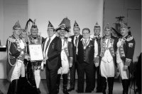 Neues Ehrenmitglied: Prinzengarden-Kommandant Günter Forstenaichner (l.) überreichte die Urkunde an Franz-Wilhelm Hilgers. Den „Närrischen Jumbo“ erhielten Willi Kracht (4. v. r.), Wolfgang Krug (2. v. r.) und Hans Peters (6. v. r.). Kolping-Vorsitzender Bernd Kirfel (5. v. r.) gratulierte. - Fotos: Wolfgang Sevenich