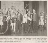 Prinzenfhrer Jrgen Schlsser (r.) und Willi Wiedemann (4.v.r.) berreichten den nrrischen Jumbo an Iris Vondenhoff (2.v.r.) von der KG Funkengarde Alsdorf (links das Prinzenpaar David I. und Sabrina). - (Foto:Sevenich)