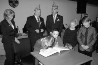 Eintrag in das Gästebuch der Stadt Alsdorf: Prinzessin Julienne und Prinz Jannick II. unterschreiben. Als nächstes in das Kinderprinzenpaar Jill und Pascal (v.l.) an der Reihe. Prinzessin Petra, Bürgermeister Alfred Sonders und Prinz Jürgen VI. freuen sich über den karnevalistischen Nachwuchs. Foto: Elisa Zander