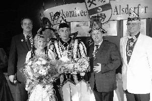 Narrenheim: Ernst Erasmus (l.) berreicht dem Prinzenpaar Jrgen VI. und Petra den "sen Stadthallenschlssel". Klaus Mingers (r.) und Alfred Sonders (2.v.r.) freuen sich auf die Session.