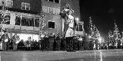 Imposantes Bild: Vor der Jubiläumsgala in der Alsdorfer Stadthalle gab es einen Großen Zapfenstreich. In einem Festzug ging es vom Rathaus zum Denkmalplatz, wo die dem Komitee angeschlossenen Vereine in ihren bunten Uniformen parat standen.