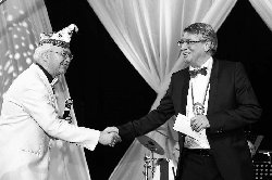 Besten Dank: Festkomitee-Präsident Klaus Mingers (l.) überreichte Festredner Prof. Bernd Mathieu eine Spende für das Hilfswerk "Menschen helfen Menschen" des Zeitungsverlags Aachen.