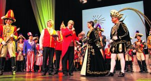 Prsident Frank Dohmen berreicht dem Prinzenpaar Christoph I. und Prinzessin Doreen den Sessionsorden seiner KG mit einigen Prsenten. Foto: Marietta Schmitz