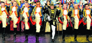 Majestt mischt mit: Als gestandener Gardist lie sich Prinz Christoph I. den Tanz mit seinen Mnnern - ein Highlight der Show - nicht nehmen. (Foto: Stefan Schaum)