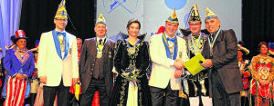 Das Festkomitee Alsdorfer Karneval verlieh den nrrischen Jumbo an Ralf Krner (3.v.r.) von der KG Funkengarde. Foto: Wolfgang Sevenich