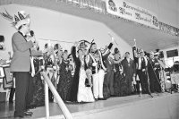 Premiere für ein Alsdorfer Prinzenpaar in Mariadorf: Zum Jubelfest der Pfarrkarnevalisten kamen – gerne – Toni & Claudia samt Gefolge (Bild) in den Narrenpalast Drehsen-Beylich, der zur Matinee Plattform für zahlreiche Würdigungen wie auch für ein buntes Programm bot, vorgestellt vom Präsidenten (l.) Marcus Plum. Foto: Franz Schwabe