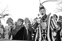 Freiluft-Karneval lautete der Wunsch des Alsdorfer Prinzenpaares Claudia & Toni, das mit Gefolge das majestätische Wetter genoss. (Fotos: Franz Schwabe/Stefan Schaum)