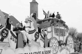 Beim Triumphzug durch die Stadt, der sich sehen und hren lassen konnte: Alsdorfs Prinz Toni II. und Claudia genieen am Rosenmontag das Bad in der Menge. (Fotos: Wolfgang Sevenich)