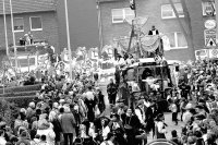 Ein beachtliches Schiff auf Rdern bewegte sich durch den Rosenmontagszug. Dennoch auf Wogen getragen  von einer unberschaubaren Menschenmenge in der Innenstadt. (Foto: Dagmar Meyer)