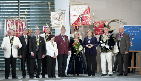 Gruppenbild mit Kanzlerin und H. Brandt/MdB (Foto: Bundesregierung)